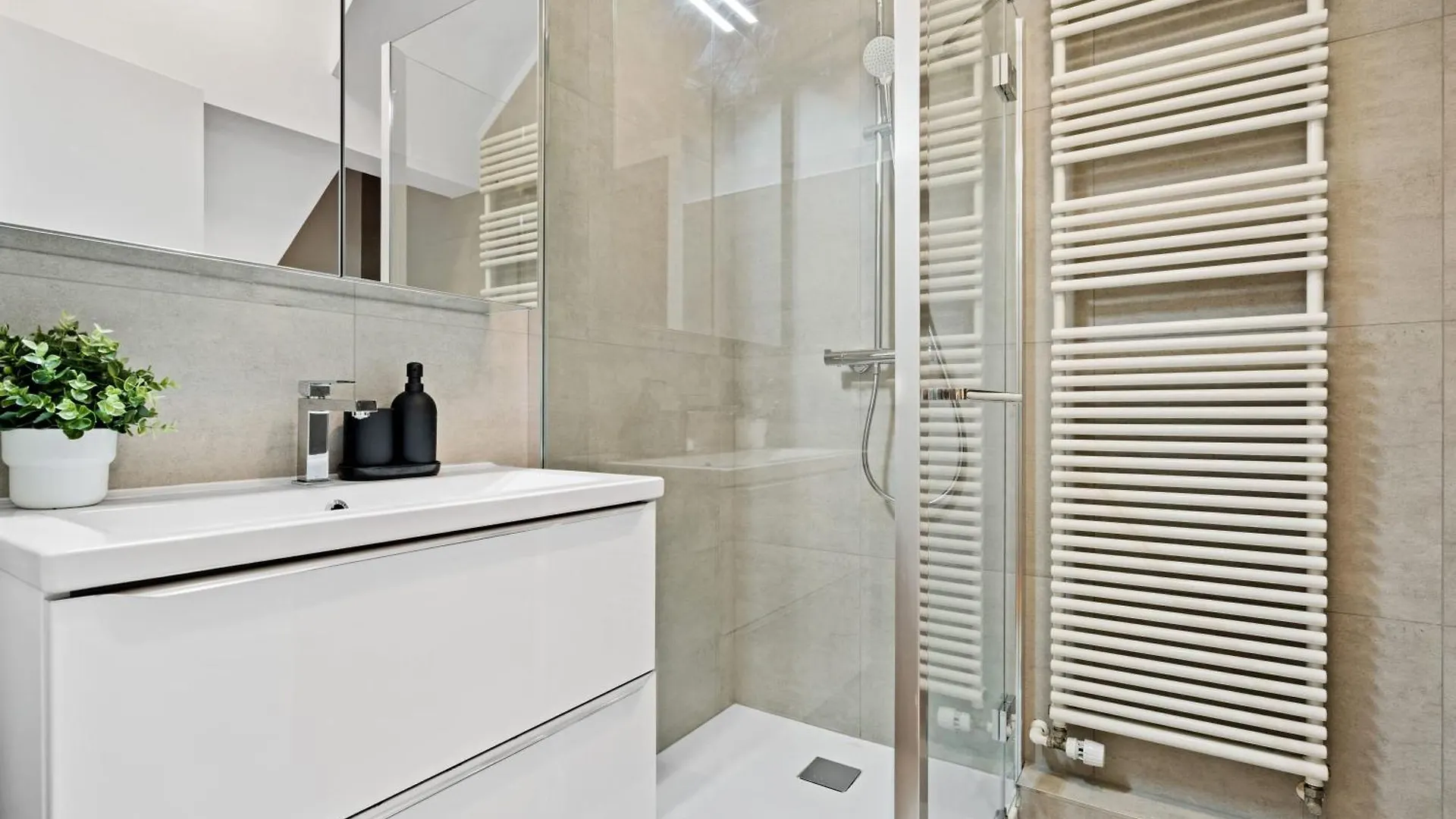 Chic 2Br Stay In Luxembourg With Free Parking 0*,